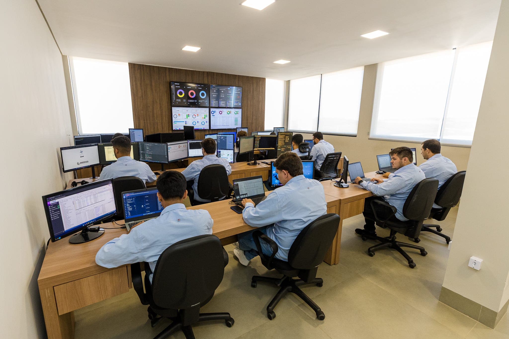 Central de monitoramento da TSMIT em São Gotardo, com analistas nas estações e painéis de indicadores na parede