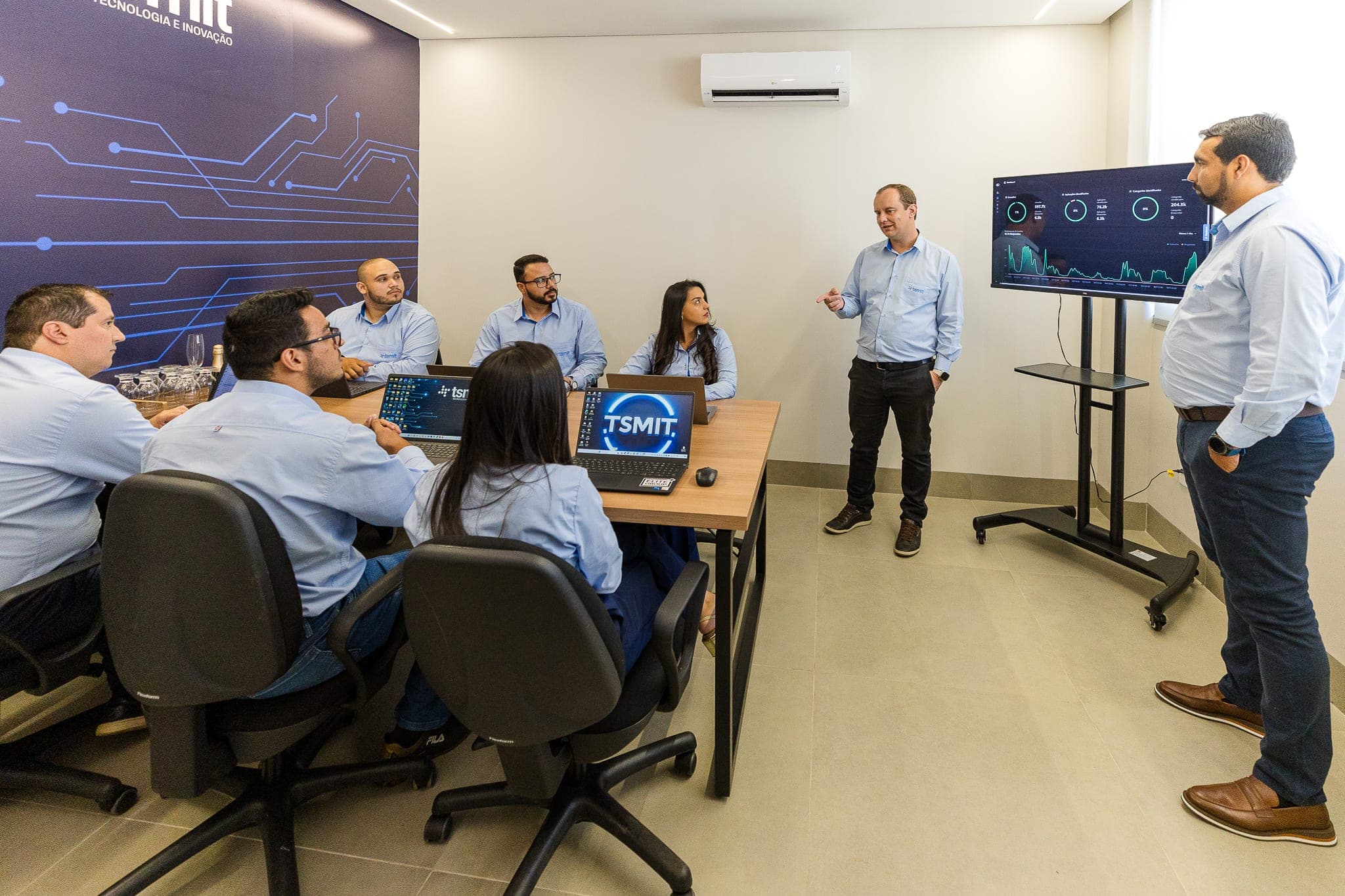 Equipe da TSMIT em reunião na sede, em São Gotardo