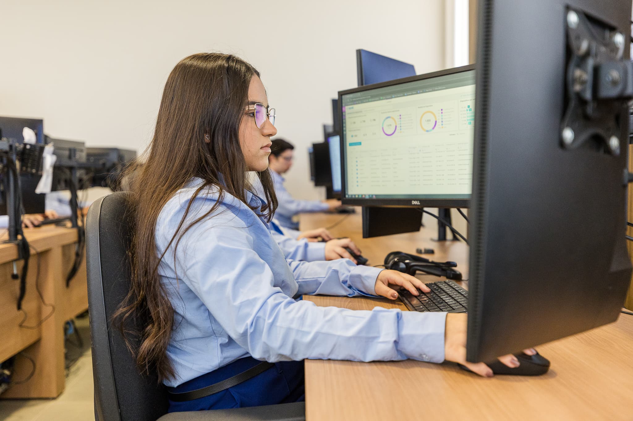 Analista da TSMIT atendendo um cliente no computador, na sede em São Gotardo